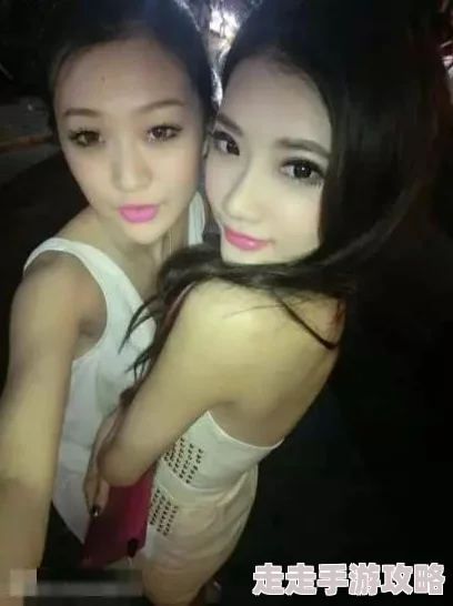 美女露大胸超大胸，网友热议：这位模特的大胆造型引发时尚界新风潮，究竟是为了什么？
