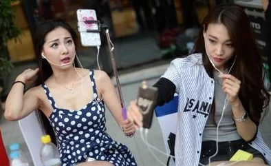 性感美女抠逼图片引发热议，网友纷纷讨论其背后的文化现象与社会影响，成为网络热点话题