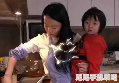 娇妻第一次3p的性全过程，竟然引发了邻居们的围观与讨论，场面震撼不已！