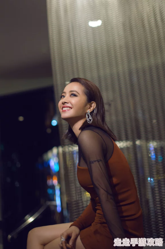 美女诱人尤物私密：最新时尚潮流引领者，社交媒体上热议的魅力风格与个人品牌塑造技巧大揭秘！