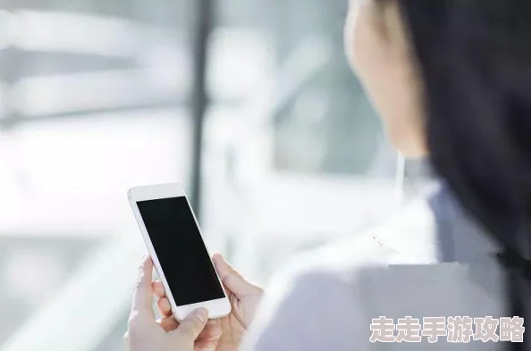 美女被，引发网友热议：背后真相令人震惊，社会反响强烈！