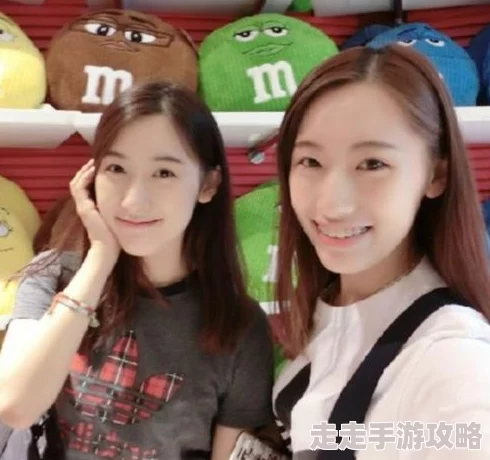 双胞胎男主共享一女主小说宠文：讲述了一对性格迥异的双胞胎兄弟与同一个女孩之间复杂而甜蜜的爱情故事，展现了他们在情感上的纠葛与成长