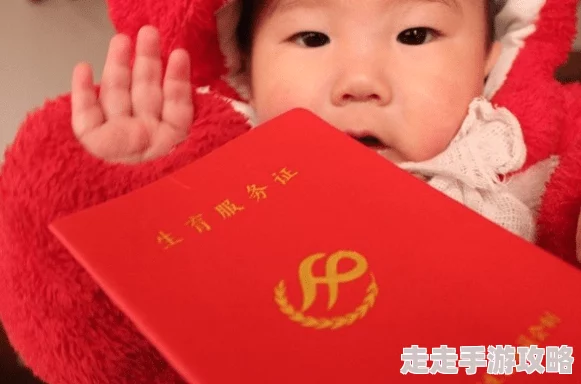 一小孩半夜喂小女孩吃困巴，竟被邻居拍下引发热议，网友纷纷猜测背后故事真相！