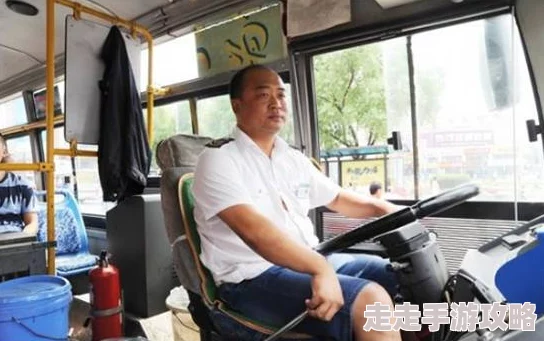 公交车啪啪乘客纷纷掏出手机拍摄记录下这难得一见的场面