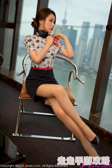 丝袜美腿教师近日该教师在校园内举办了一场时尚走秀活动，吸引了众多学生围观。