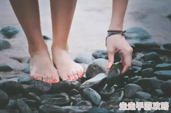 挠美女白袜脚心我们的身体健康是幸福的源泉，珍惜每一天，活出精彩人生