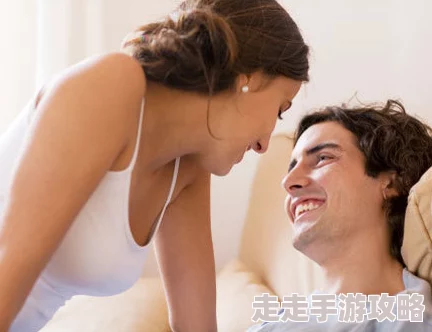 男人插入女人下面阴茎进入阴道深处，女性娇喘连连，性爱体验逐步升级