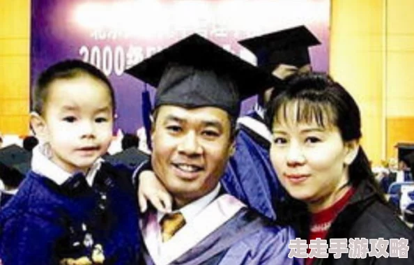 老头操老太邻居爆料两人年轻时曾是青梅竹马如今旧情复燃引发小区热议