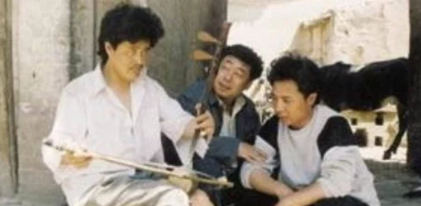 老头操老太邻居爆料两人年轻时曾是青梅竹马如今旧情复燃引发小区热议