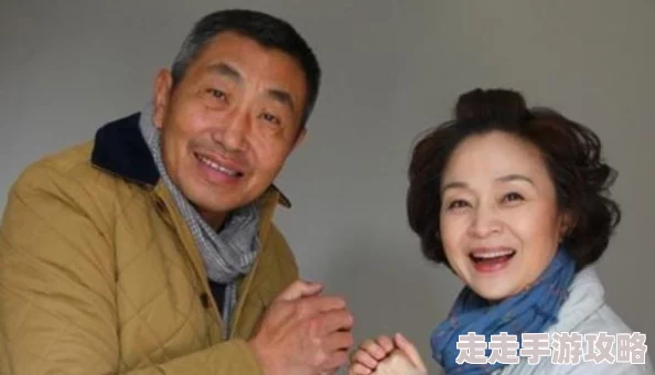 老头操老太邻居爆料两人年轻时曾是青梅竹马如今旧情复燃引发小区热议