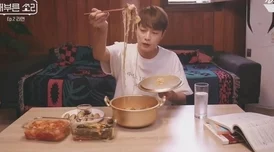 糙汉与少女听说最近糙汉为了给少女买限量版包包连吃了三个月泡面
