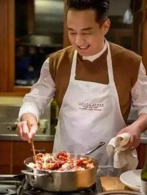 错上黑老大听说老大其实是个宠妻狂魔私下厨艺了得还喜欢收集古董瓷器