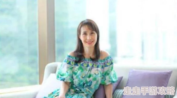 老许和小倩疑似秘密领证恋情曝光后首度同框现身机场