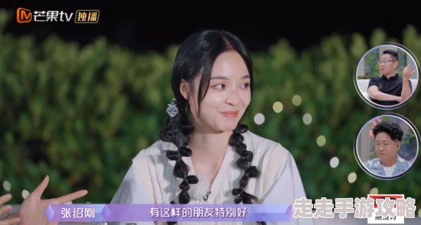 老许和小倩疑似秘密领证恋情曝光后首度同框现身机场