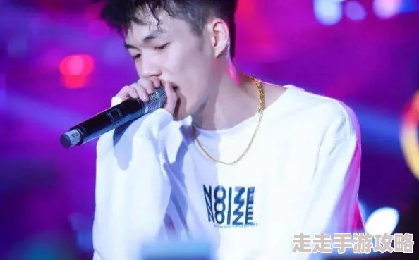 贝贝被曝深夜与神秘男子K歌共进晚餐举止亲密疑似新恋情曝光