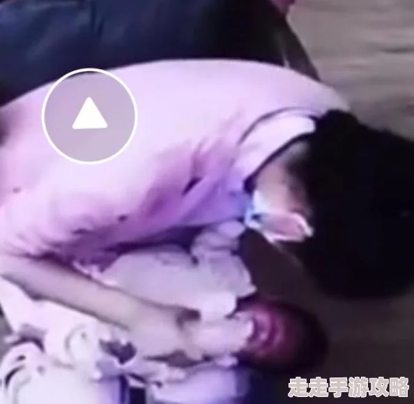 护士脱了精光让人摸秘喂奶监控曝光引发医院震动警方介入调查