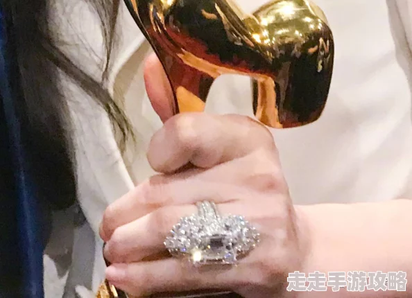 苏妖精寒御疑似秘密订婚钻戒曝光引网友热议