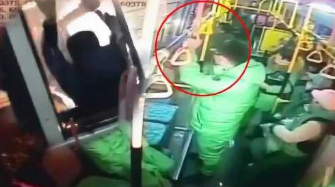 公交车两人双指探洞举止不雅引发乘客侧目令人不适