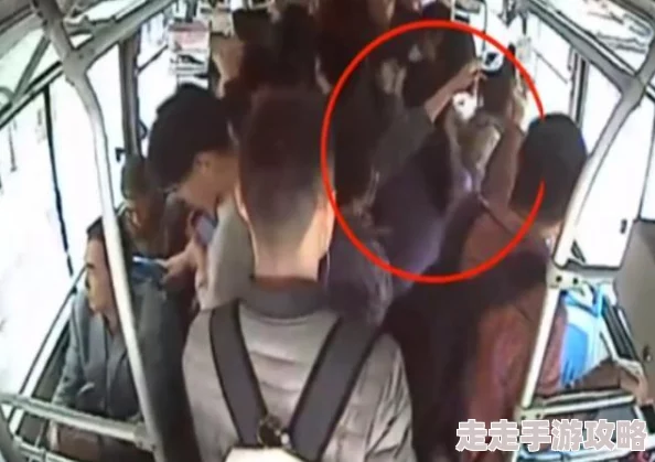 公交车两人双指探洞举止不雅引发乘客侧目令人不适