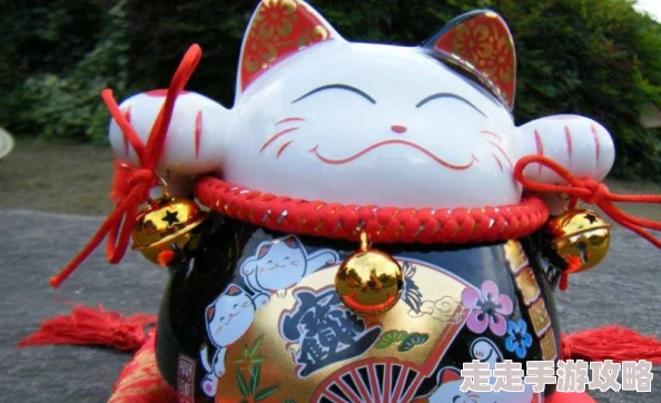 妹妹是只招财猫或许是家庭和睦的象征也可能暗示着对未来财富的期盼