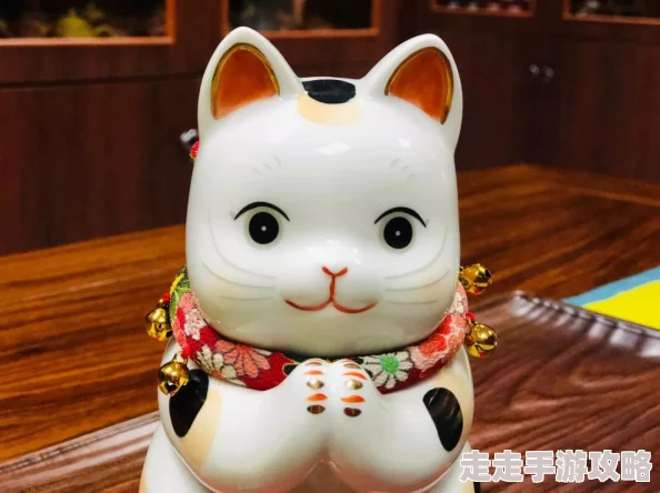 妹妹是只招财猫或许是家庭和睦的象征也可能暗示着对未来财富的期盼