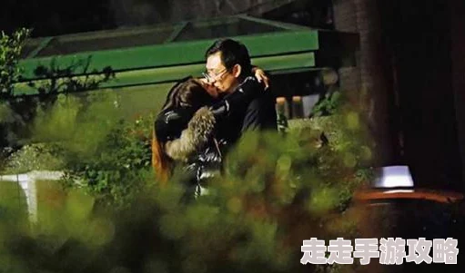 曲烬疑与神秘女子深夜同返公寓恋情曝光引猜测 曲烬疑与神秘女子深夜同返公寓恋情曝光引猜测