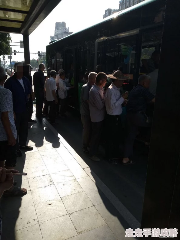 啊灬啊灬啊灬快好深公交乘客反映车厢拥挤呼吁增加班次